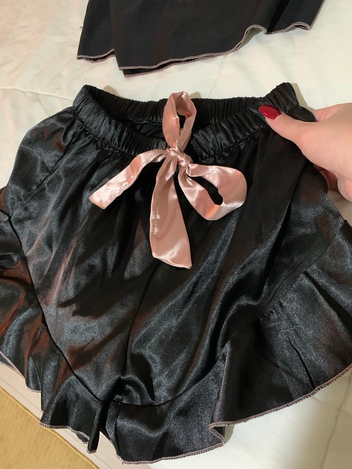 Pembe Detaylı Siyah Mini Saten Pijama Takımı - Görsel 3