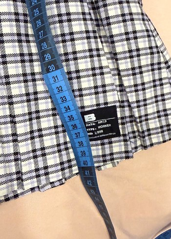 BERSHKA siyah-lila-beyaz renkte Ekose Desenli Pilili Midi Etek - Görsel 3