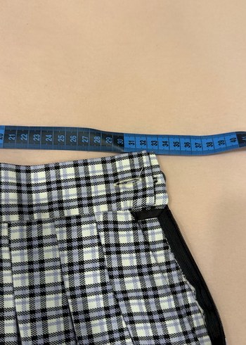 BERSHKA siyah-lila-beyaz renkte Ekose Desenli Pilili Midi Etek - Görsel 2