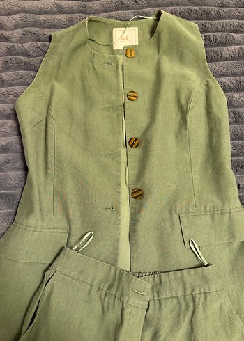 Düğmeli Kolsuz Takım - Görsel 3