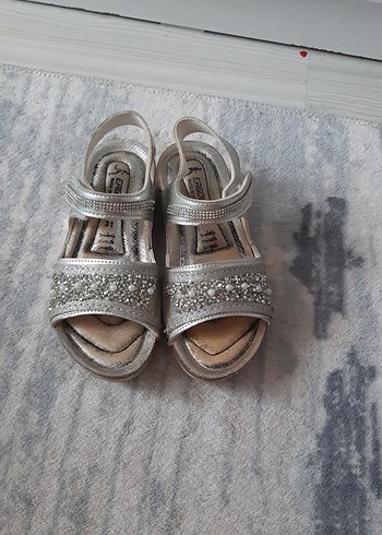 Kız Çocuk Gri İşlemeli Tokalı Sandalet