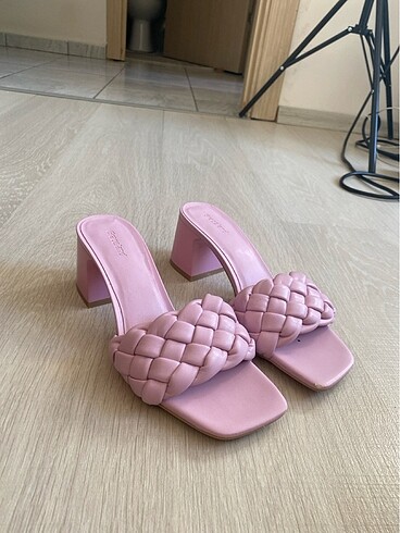Pembe topuklu terlik