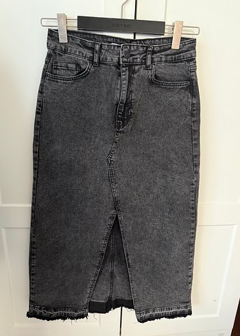 Gri Kemerli Midi Denim Etek