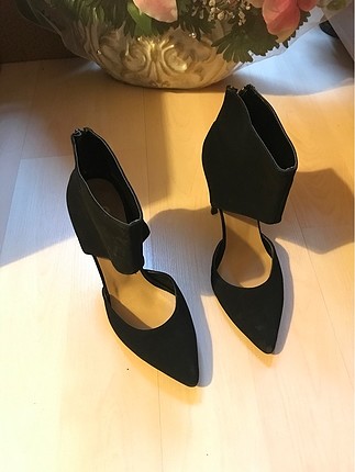 Siyah bilekten bantlı topuklu ayakkabı