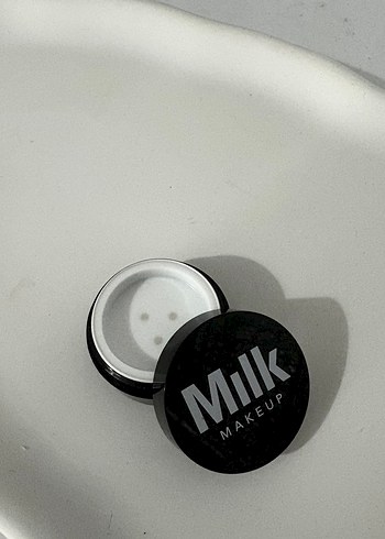 Milk Makeup pudra