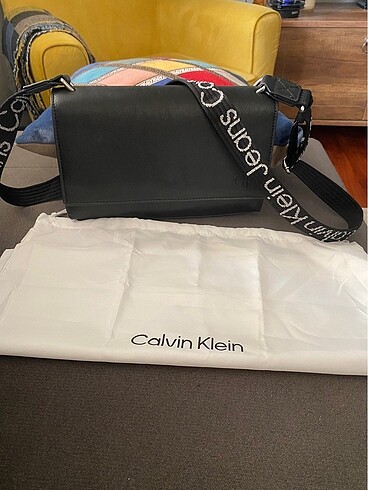 Calvin Klein çapraz askılı çanta