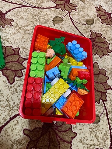 Beden Pilsan 128 parça kutulu Lego seti ve karma oyuncaklar