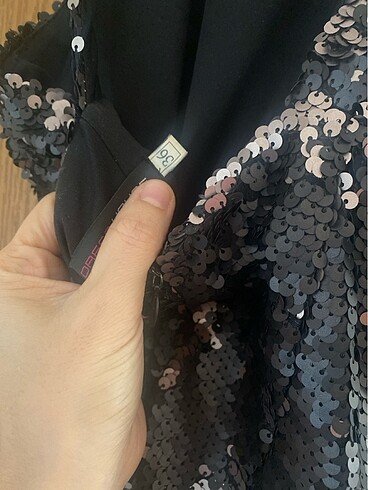 Kısa payetli ve otrişli abiye - Görsel 6