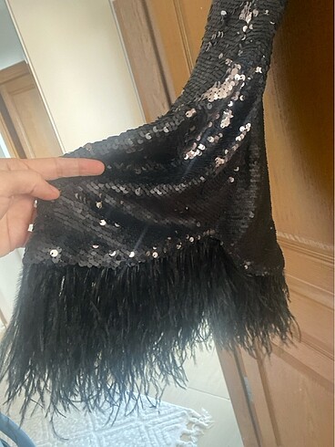 Kısa payetli ve otrişli abiye - Görsel 7