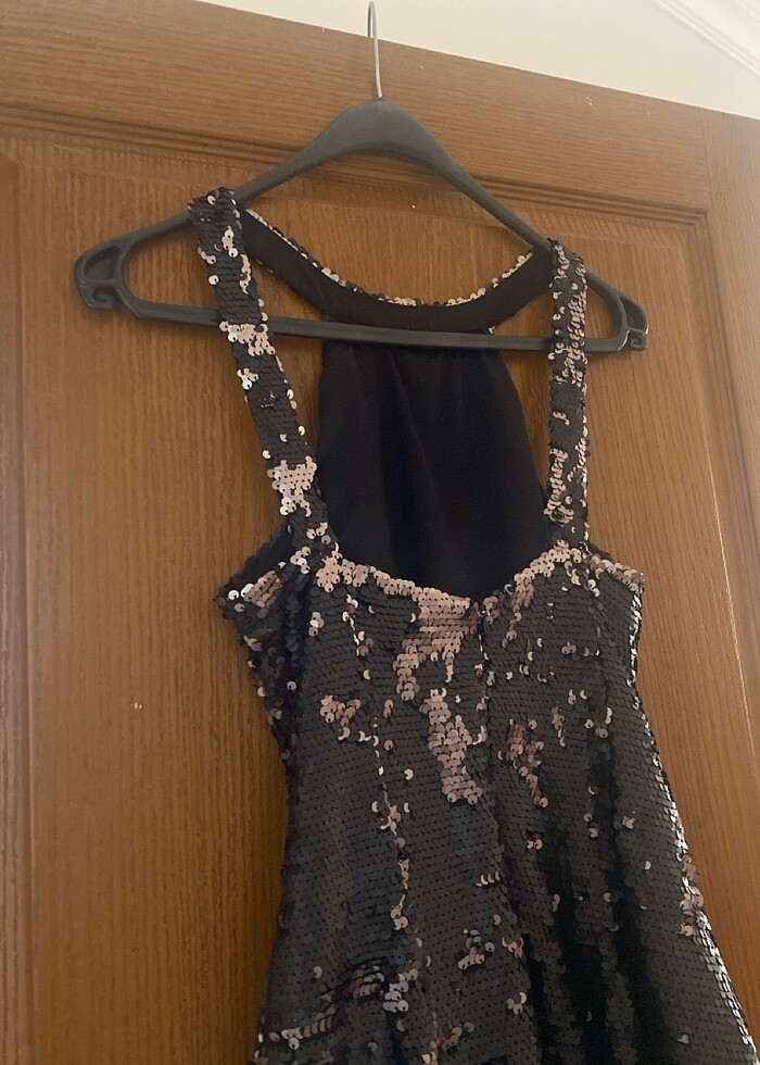 Kısa payetli ve otrişli abiye - Görsel 5