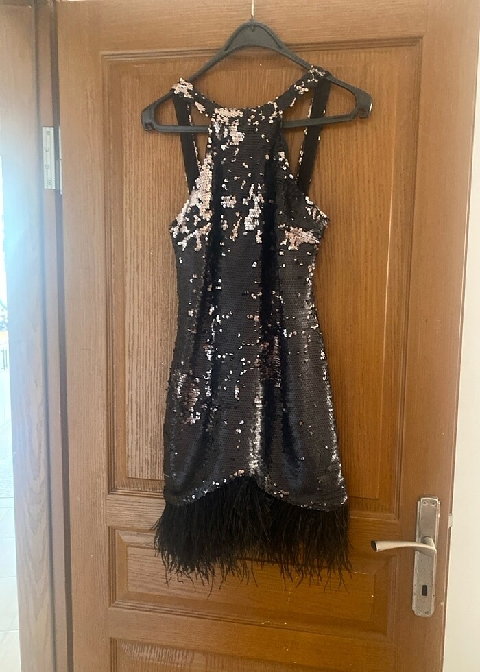 Kısa payetli ve otrişli abiye - Görsel 2