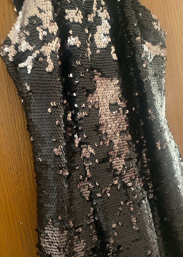 Kısa payetli ve otrişli abiye - Görsel 3