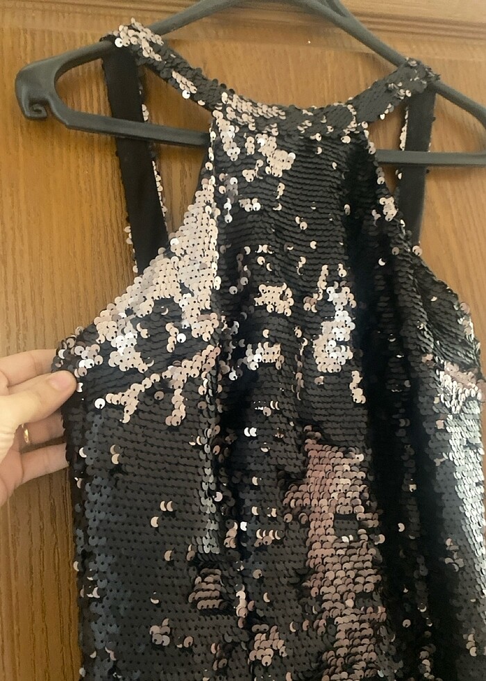 Kısa payetli ve otrişli abiye - Görsel 4