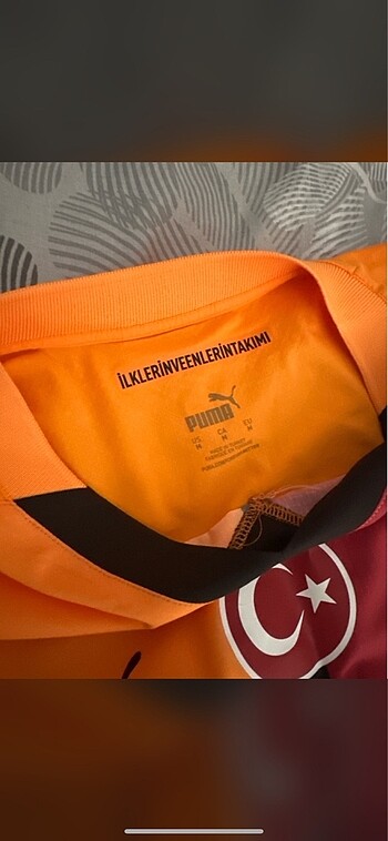 m Beden kırmızı Renk M beden osimhen