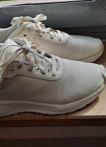 37 Beden beyaz Renk orijinal adidas ayakkabi