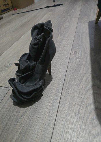 Siyah Fırfırlı Stiletto Topuklu Kadın Ayakkabı - Görsel 2