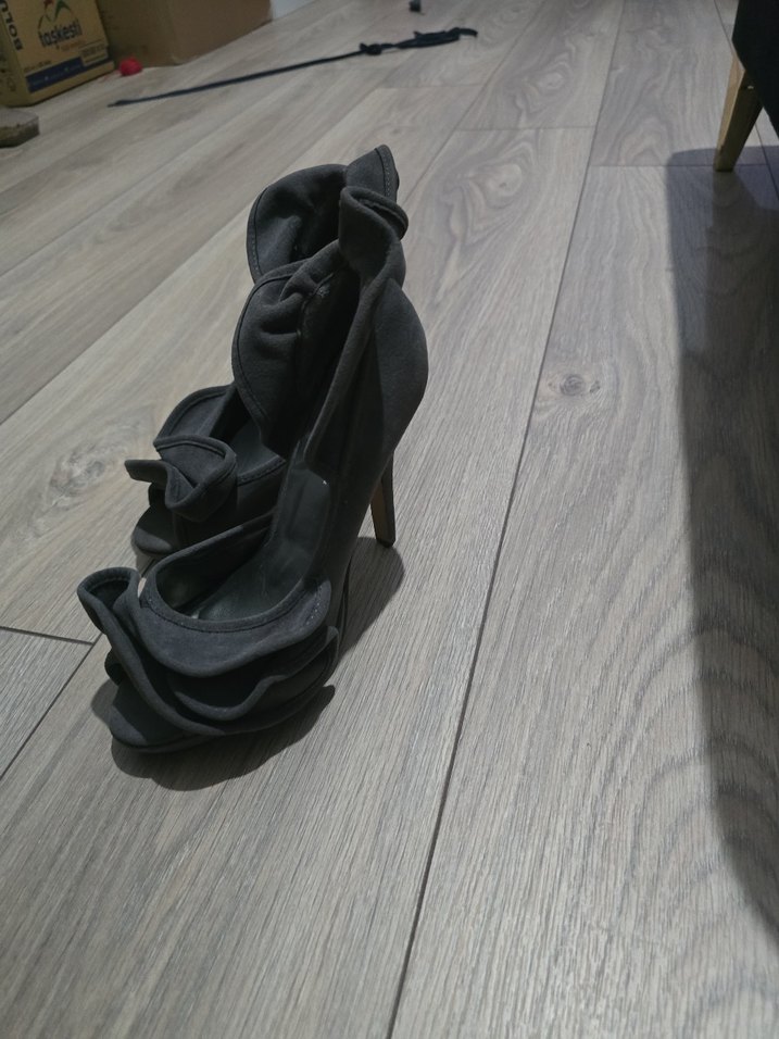 Siyah Fırfırlı Stiletto Topuklu Kadın Ayakkabı - Görsel 2