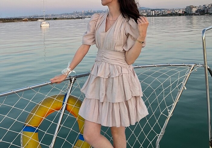 s Beden ten rengi Renk Bej mini fırfırlı elbise