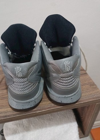 Adidas Beyaz Gri Bağcıklı Basketbol Ayakkabısı