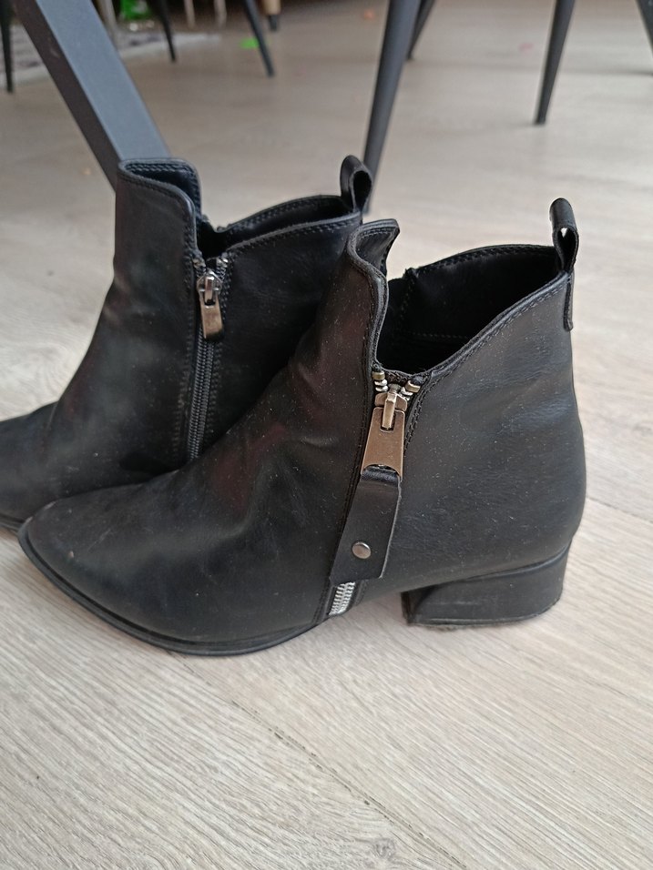 Siyah Deri Fermuarlı Kadın Botu - Görsel 4