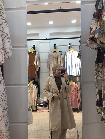 Yeni etiketli standart bej trençkot...
