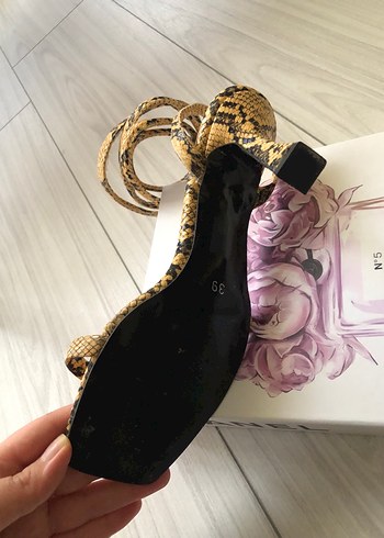 Sarı Yılan Desenli Topuklu Sandalet - Görsel 2