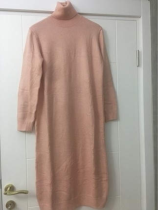 Pudra rengi boğazlı triko elbise
