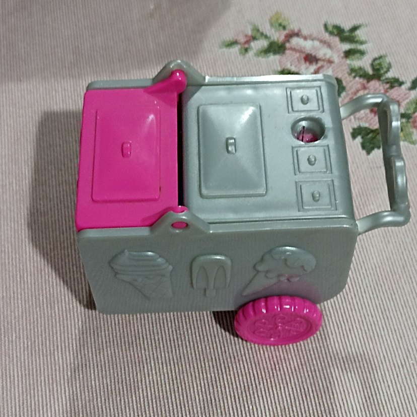 Pembe ve Gri Oyuncak Araba - Görsel 4