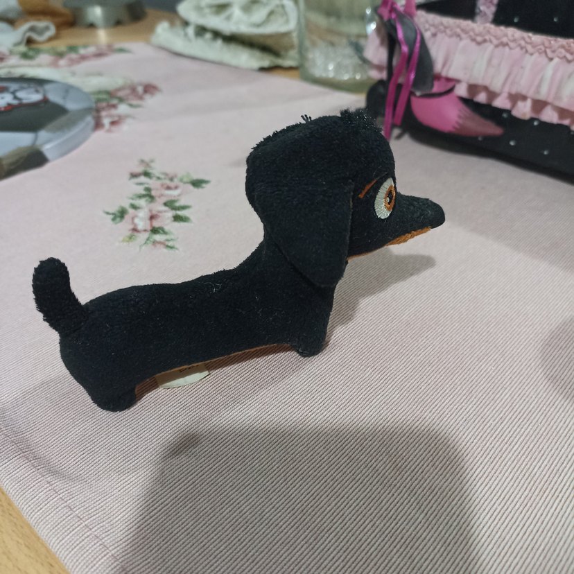 Kahverengi ve Siyah Yumuşak Oyuncak Köpek - Görsel 3