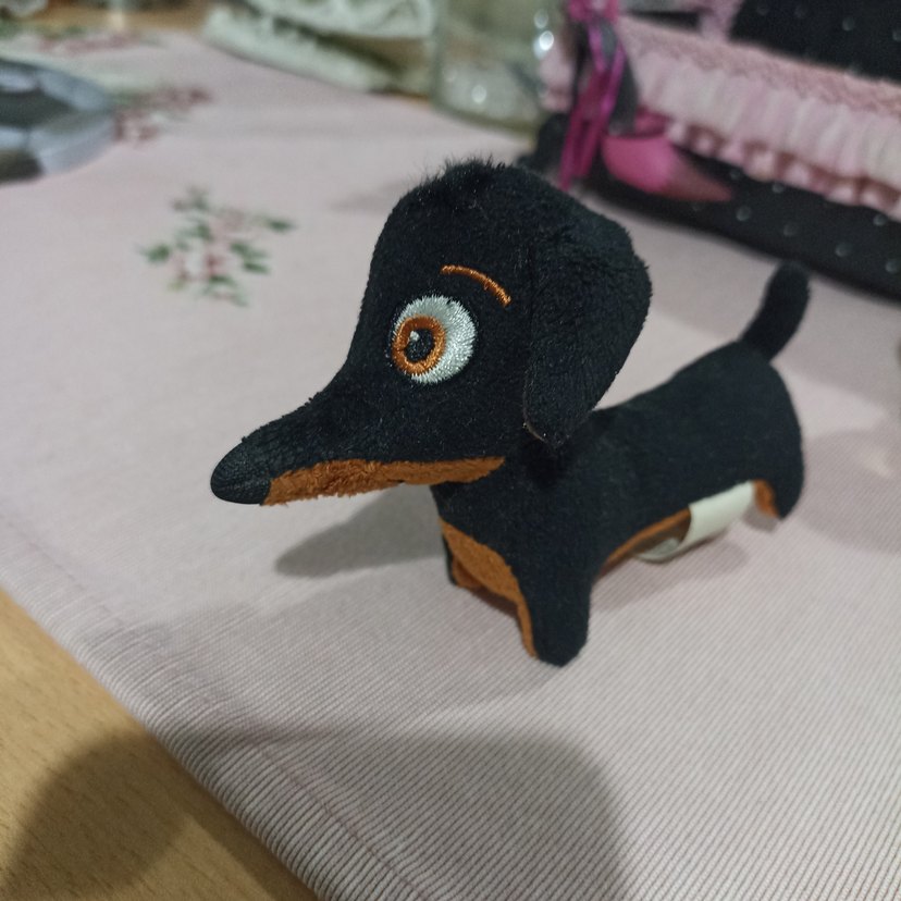 Kahverengi ve Siyah Yumuşak Oyuncak Köpek - Görsel 2