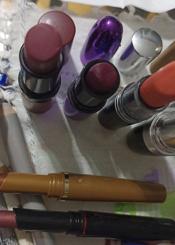 Çeşitli Rujlar ve Makyaj Ürünleri Seti - Görsel 5