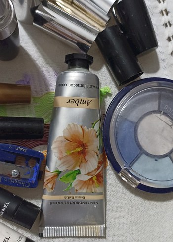 Çeşitli Rujlar ve Makyaj Ürünleri Seti - Görsel 6