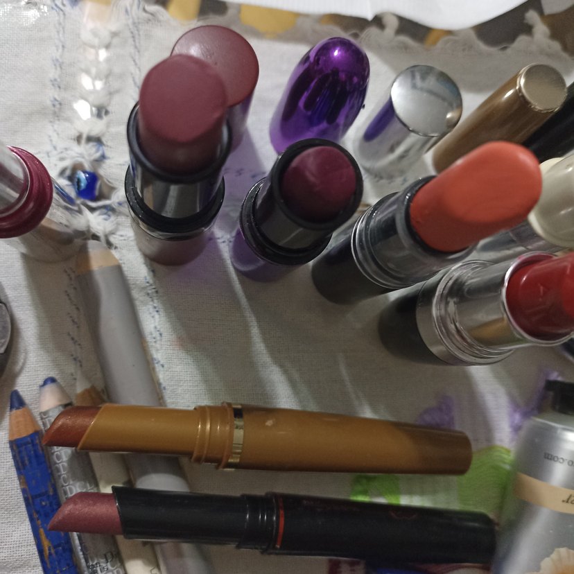Çeşitli Rujlar ve Makyaj Ürünleri Seti - Görsel 5