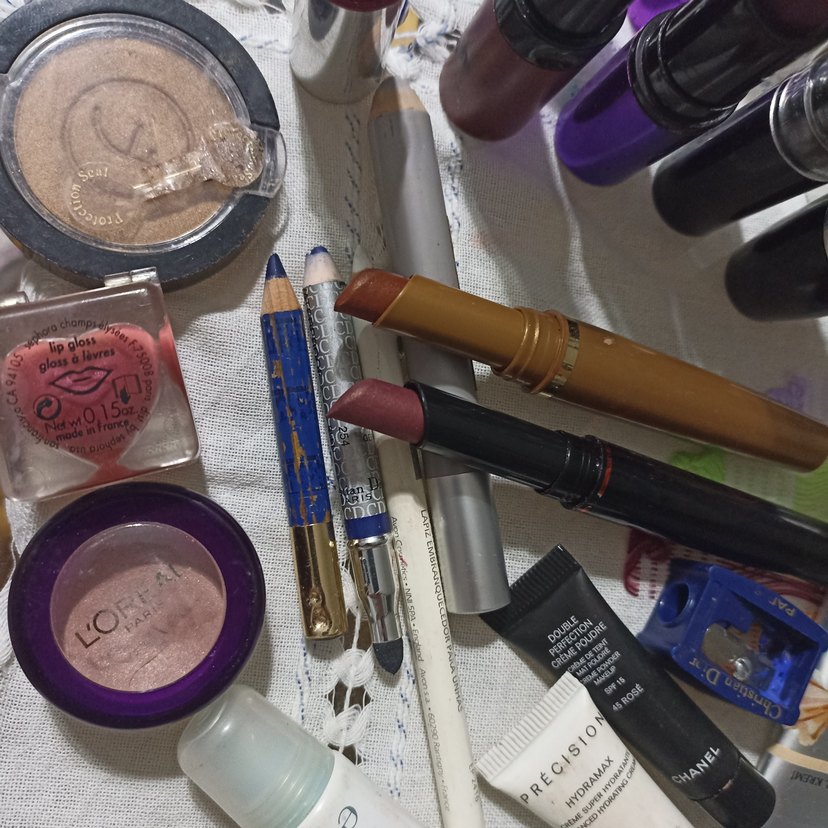 Çeşitli Rujlar ve Makyaj Ürünleri Seti - Görsel 2