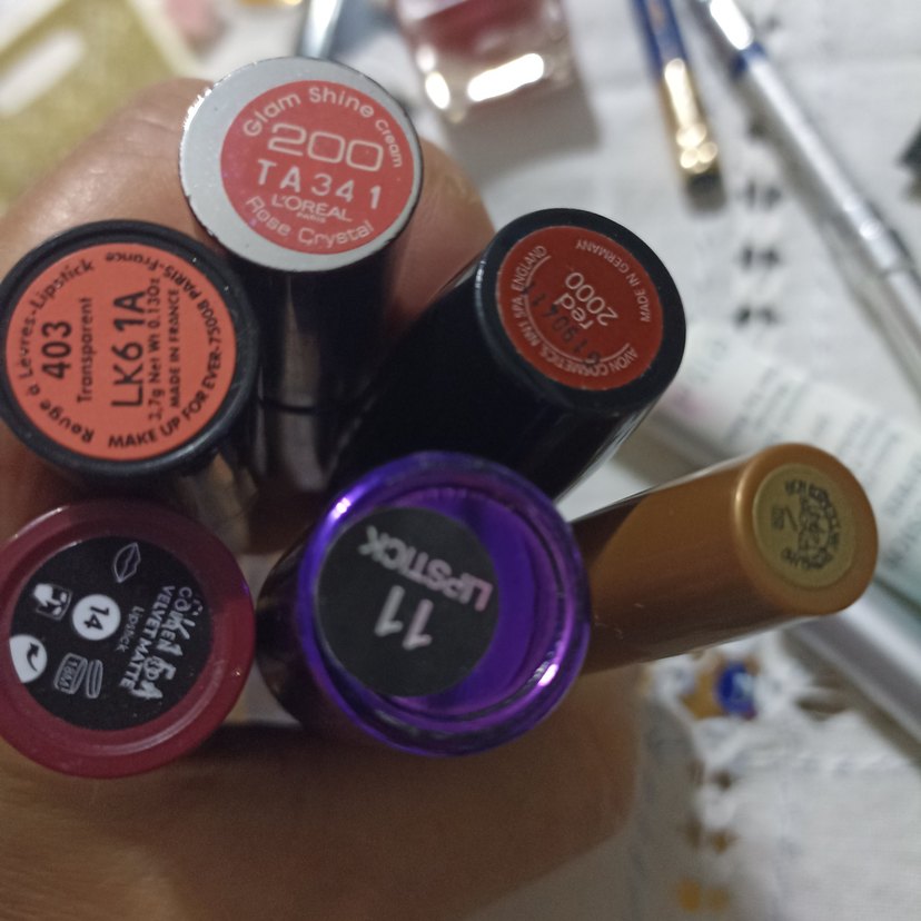 Çeşitli Rujlar ve Makyaj Ürünleri Seti - Görsel 4