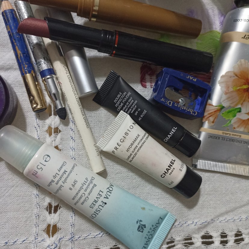 Çeşitli Rujlar ve Makyaj Ürünleri Seti - Görsel 3