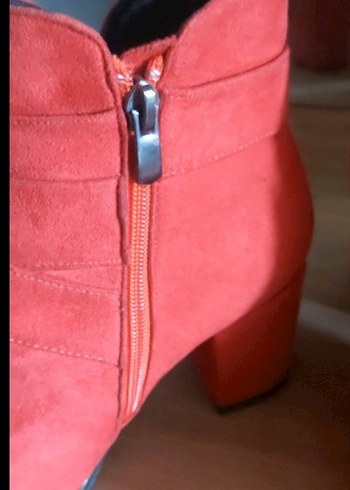 Kırmızı Süet Fiyonklu Kadın Topuklu Bot - Görsel 5