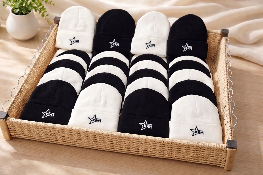 Kadın Beyaz ve Siyah Nakışlı Örgü Bere - Görsel 2