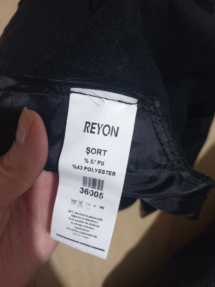 Kemerli Siyah Deri Mini Şort - Görsel 3