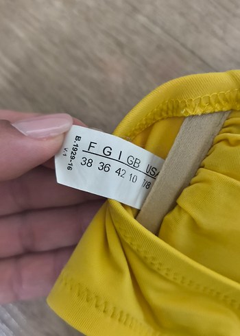 Sarı Kemer Detaylı Straplez Bikini Üstü - Görsel 3