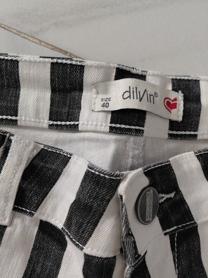 Siyah ve Zebra Desenli,gri Kadın Kot Şort - Görsel 3