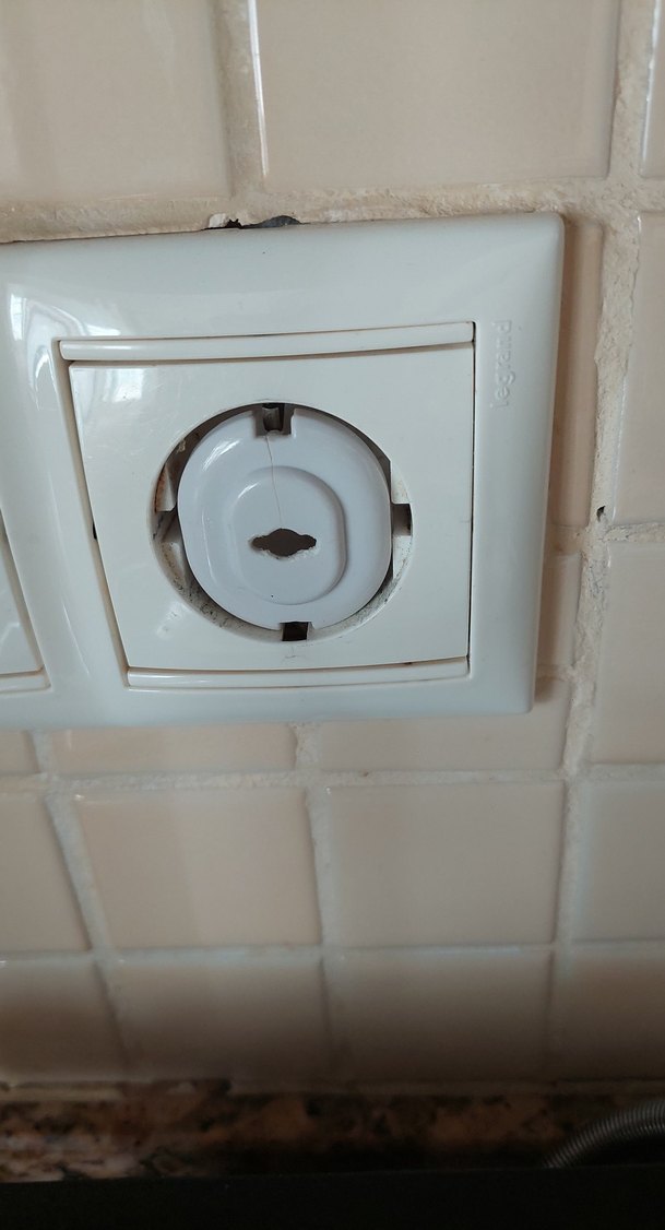 Beyaz Çocuk priz Koruma Aparatları 8 adet ve 1 adet anahtari - Görsel 3