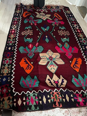 El dokuması yün kilim