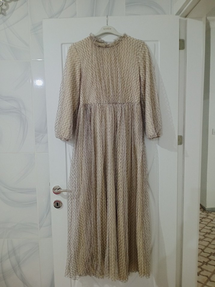 Bej Pilili Uzun Kadın Elbise - Görsel 3