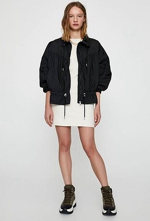 Pull and bear siyah yağmurluk