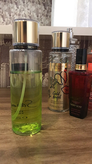 Victoria s Secret Victoria?s Secret Secret Escape ve Aqua Kiss Vucut Spreyi