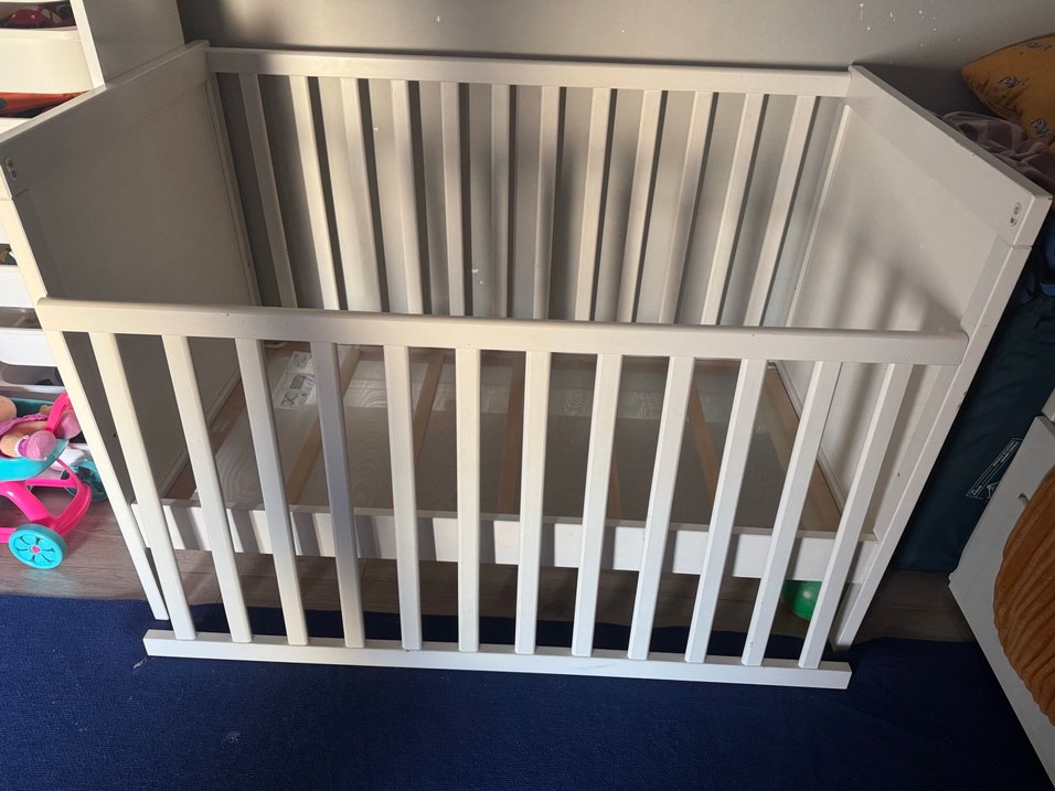 Beyaz ve Gri Bebek Beşiği - Görsel 2