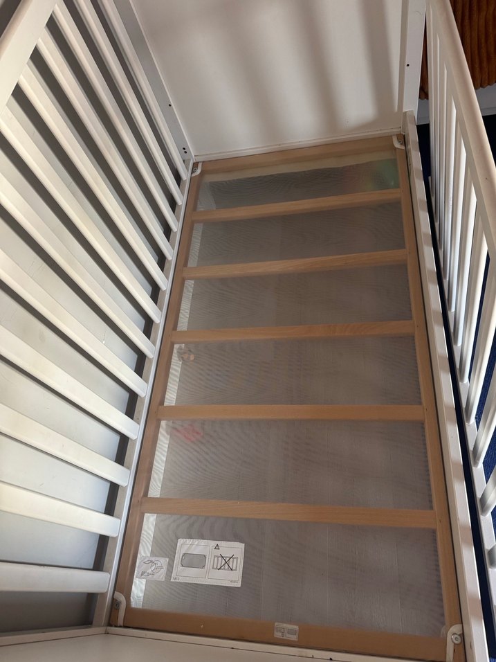 Beyaz ve Gri Bebek Beşiği - Görsel 3