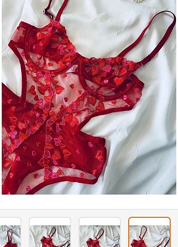 Kırmızı kalpli kalp desenli bodysuit