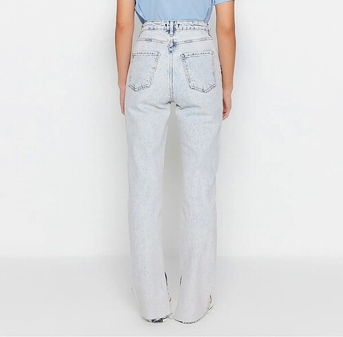 34 Beden Trendyolmilla. Mavi yırtmaçlı yüksek bel slim flare jeans
